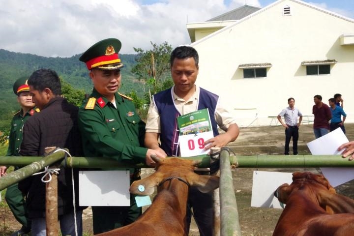 (Ban CĐ- Tin CĐ THông tin đối ngoại): Đoàn Kinh tế-Quốc phòng 207 hỗ trợ đồng bào vùng biên tỉnh Quảng Nam 2