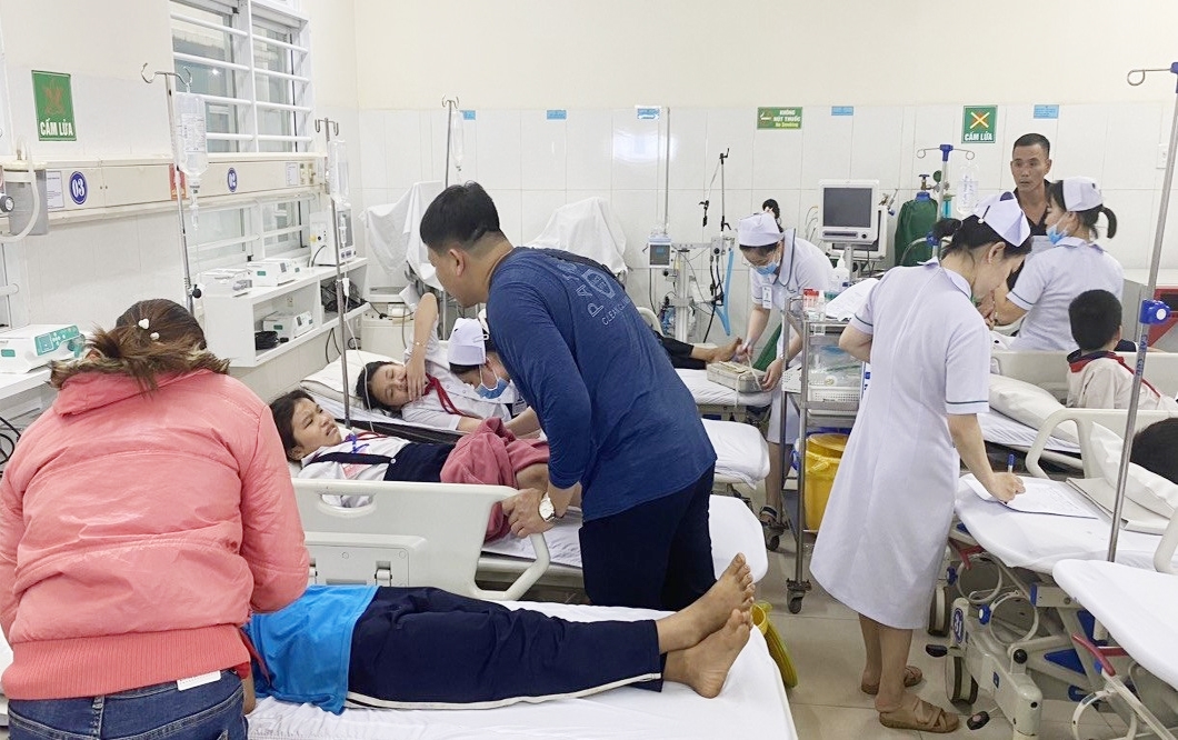 Các học sinh bị ngộ độc đang điều trị tại Bệnh viện Đa khoa Thiện Hạnh
