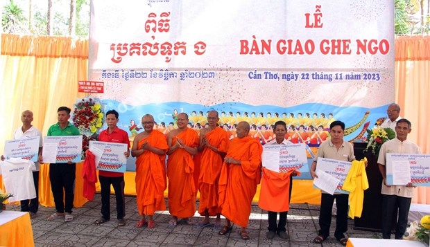 Hội Đoàn kết sư sãi yêu nước thành phố Cần Thơ trao quyết định bàn giao ghe Ngo cho đại diện các chùa và Học viện Phật giáo Nam tông Khmer trên địa bàn.
