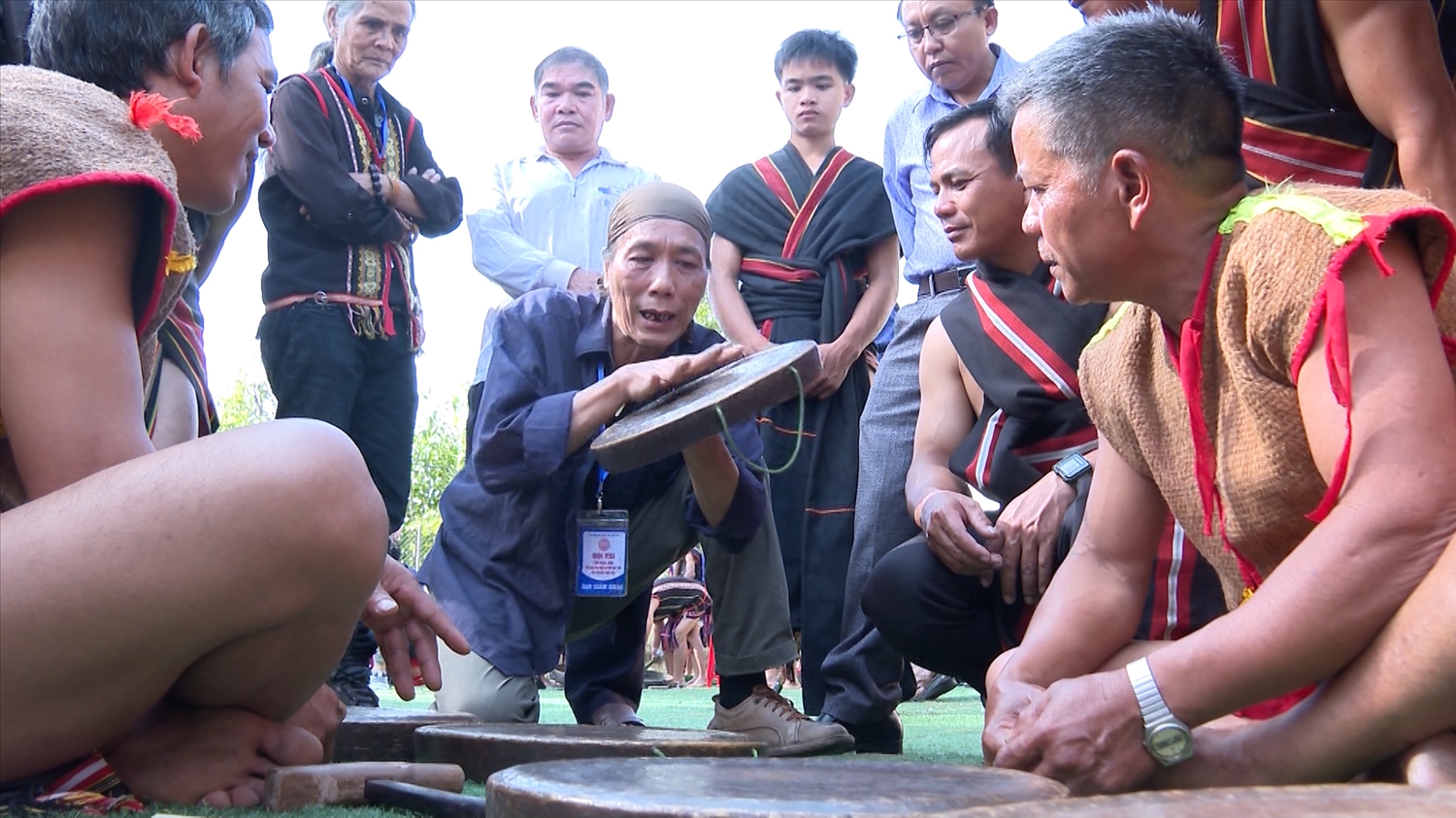 Nhà nghiên cứu Bùi Trọng Hiền (ở giữa) hướng dẫn cách chỉnh chiêng cho các nghệ nhân ở tỉnh Kon Tum