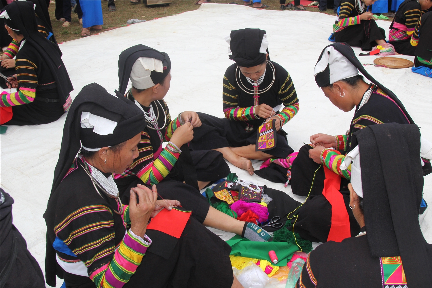 Đồng bào dân tộc Lô Lô ở xóm Khuổi Khon, xã Kim Cúc, huyện Bảo Lạc, tỉnh Cao Bằng thêu trang phục truyền thống