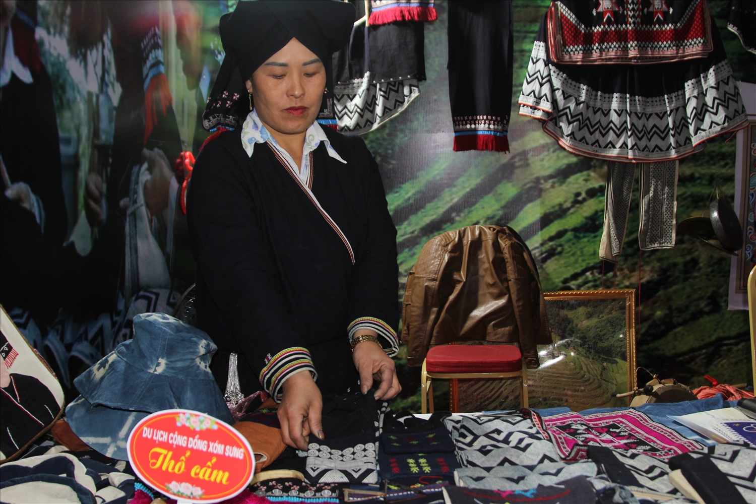 Trang phục thổ cẩm truyền thống của dân tộc Dao tiền