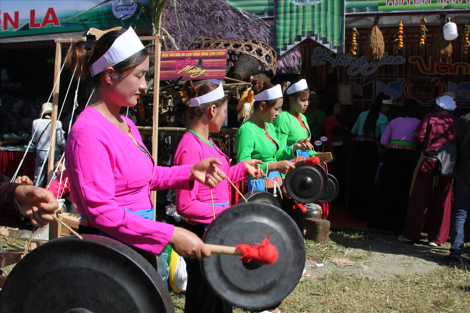 Để phát triển du lịch cộng đồng huyện Đà Bắc đã hỗ trợ thiết chế văn hóa, khôi phục nhiều lễ hội truyền thống