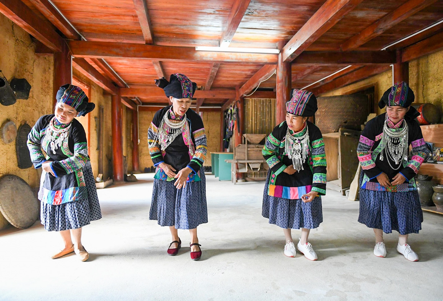 Có khoảng 1,4% người dân tộc Bố Y còn biết điệu múa truyền thống của dân tộc. 