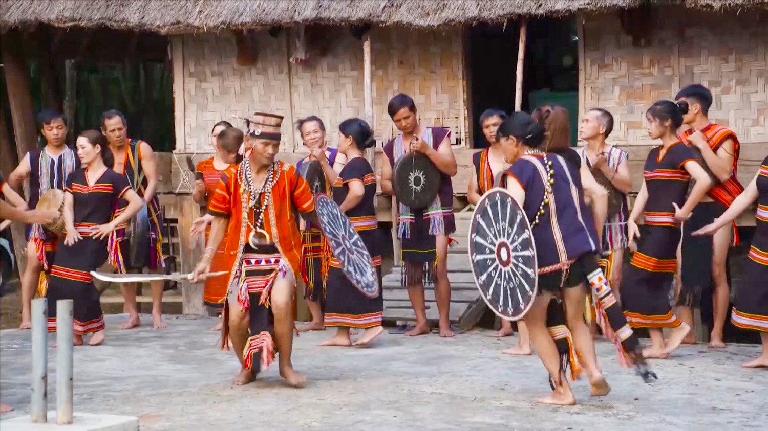 Đồng bào Gié Triêng ở Làng du lịch cộng đồng Đăk Răng, xã Đăk Dục, huyện Ngọc Hồi, tỉnh Kon Tum trình diễn cồng chiêng, múa xoang phục vụ du khách