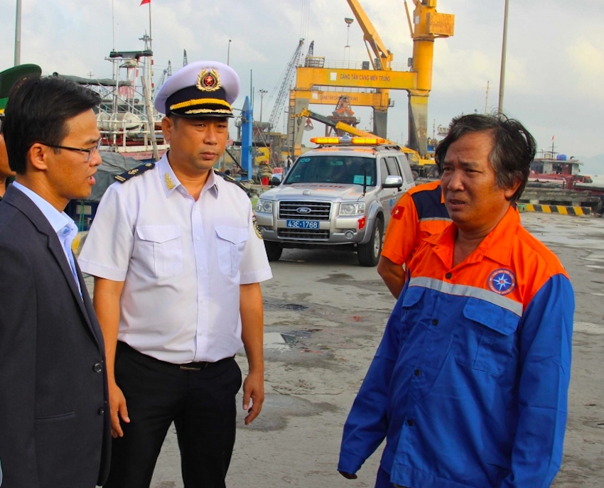 Đại diện lãnh đạo Hải đoàn 48 và UBND huyện Bình Sơn, tỉnh Quảng Ngãi hỏi thăm tình hình sức khỏe của các thuyền viên tàu cá gặp nạn trên biển