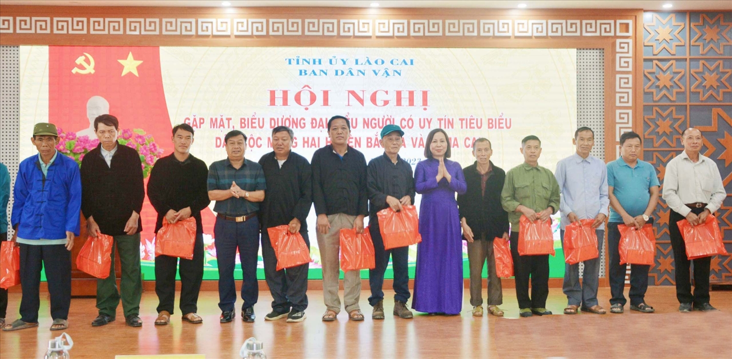  Lãnh đạo Ban Dân vận Tỉnh ủy, Ban Dân tộc tỉnh Lào Cai trao quà cho đại biểu Người có uy tín.