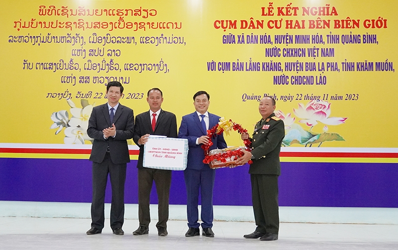 (Ban CĐ- CĐ TT Đối ngoại): Kết nghĩa cụm dân cư hai bên biên giới tỉnh Quảng Bình và Khăm Muộn (Lào) 1