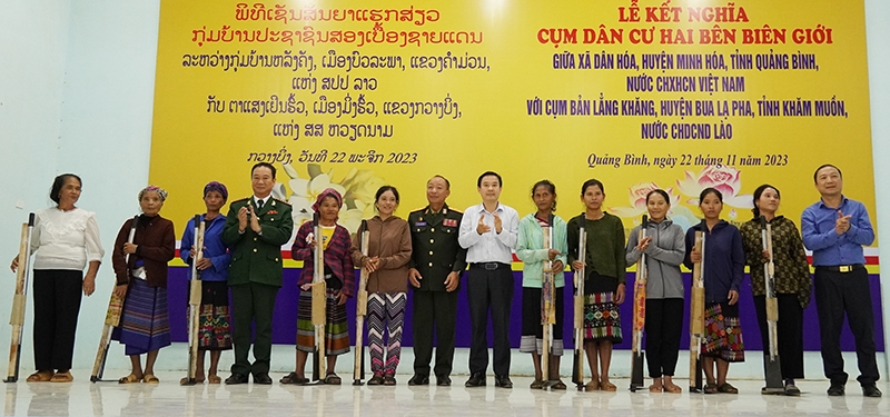 (Ban CĐ- CĐ TT Đối ngoại): Kết nghĩa cụm dân cư hai bên biên giới tỉnh Quảng Bình và Khăm Muộn (Lào) 3
