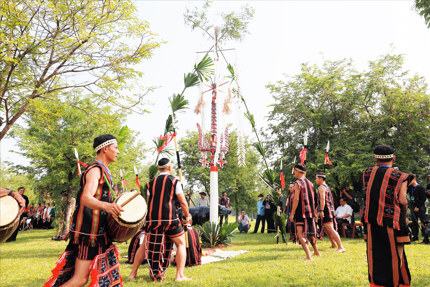 Dân tộc Cơ Tu, Đà Nẵng trình diễn cây Nêu với “Lễ ăn trâu mừng lúa nước”