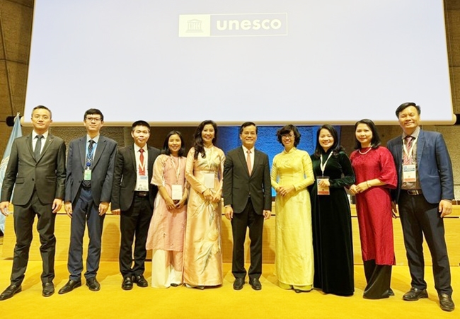 Đoàn Việt Nam tại Kỳ họp lần thứ 42 Đại hội đồng Tổ chức Giáo dục, Khoa học và Văn hóa của Liên hợp quốc (UNESCO) (ảnh Cục Di sản văn hóa, Bộ VHTTDL)