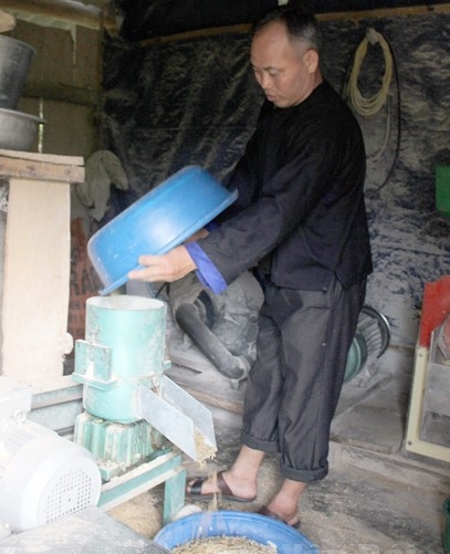 Ông Sùng A Khua lặn lội về tận Hà Nội để mua máy nghiền, ép cám viên làm thức ăn tổng hợp cho đàn gà, vịt.
