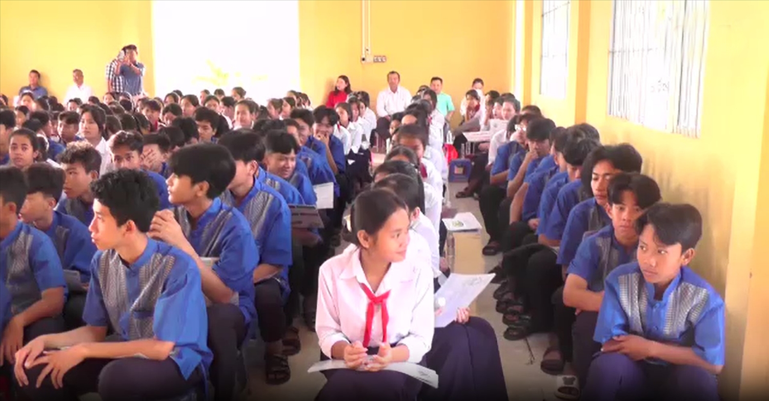 Ban Dân tộc tỉnh Sóc Trăng tuyên truyền Giảm thiểu tình trạng tảo hôn và hôn nhân cận huyết thống cho các em học sinh tại Thạnh Trị