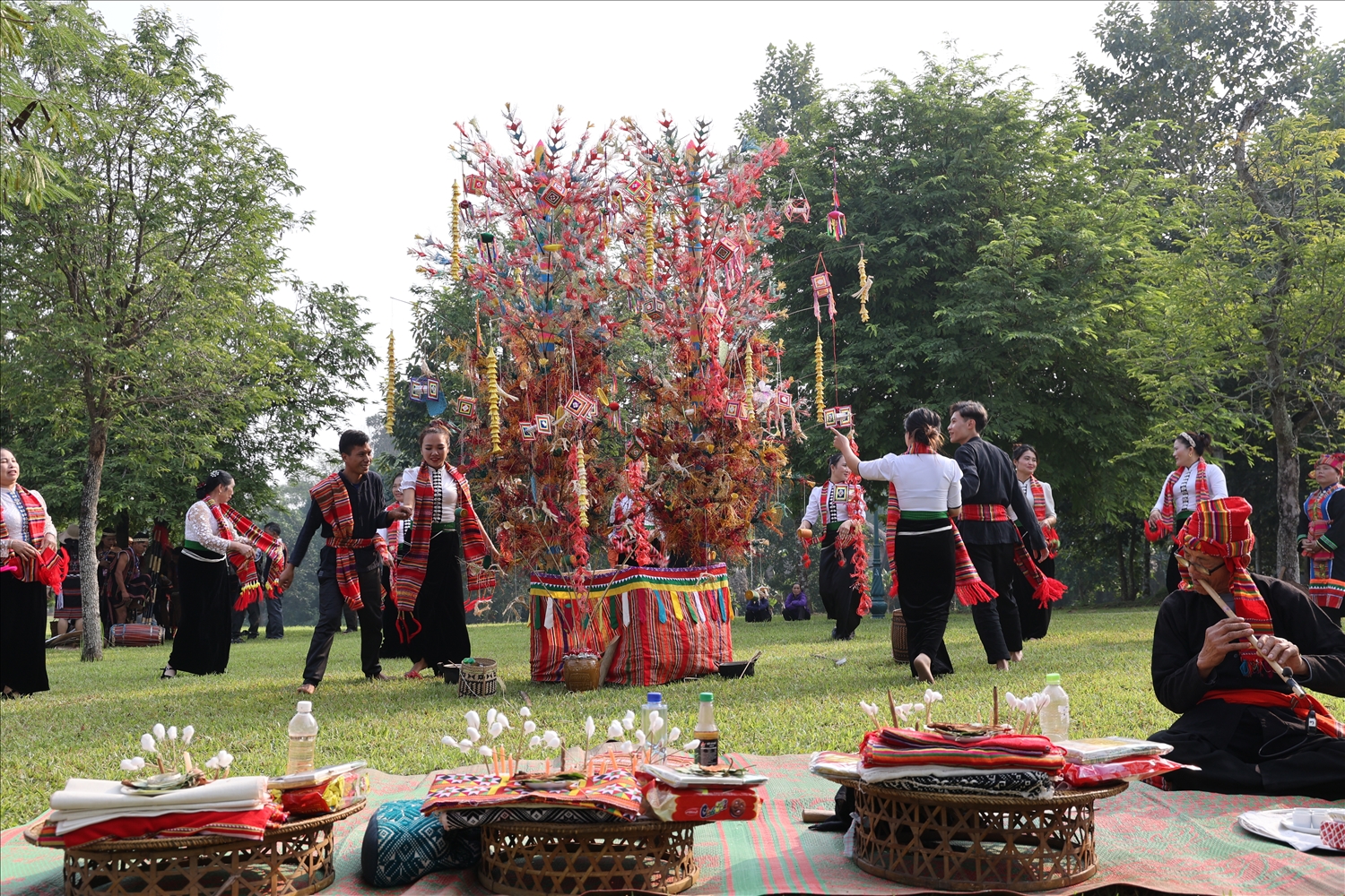 Cây Nêu của dân tộc Thái trắng, tỉnh Sơn La được trình bày qua “Lễ Hết Chá”