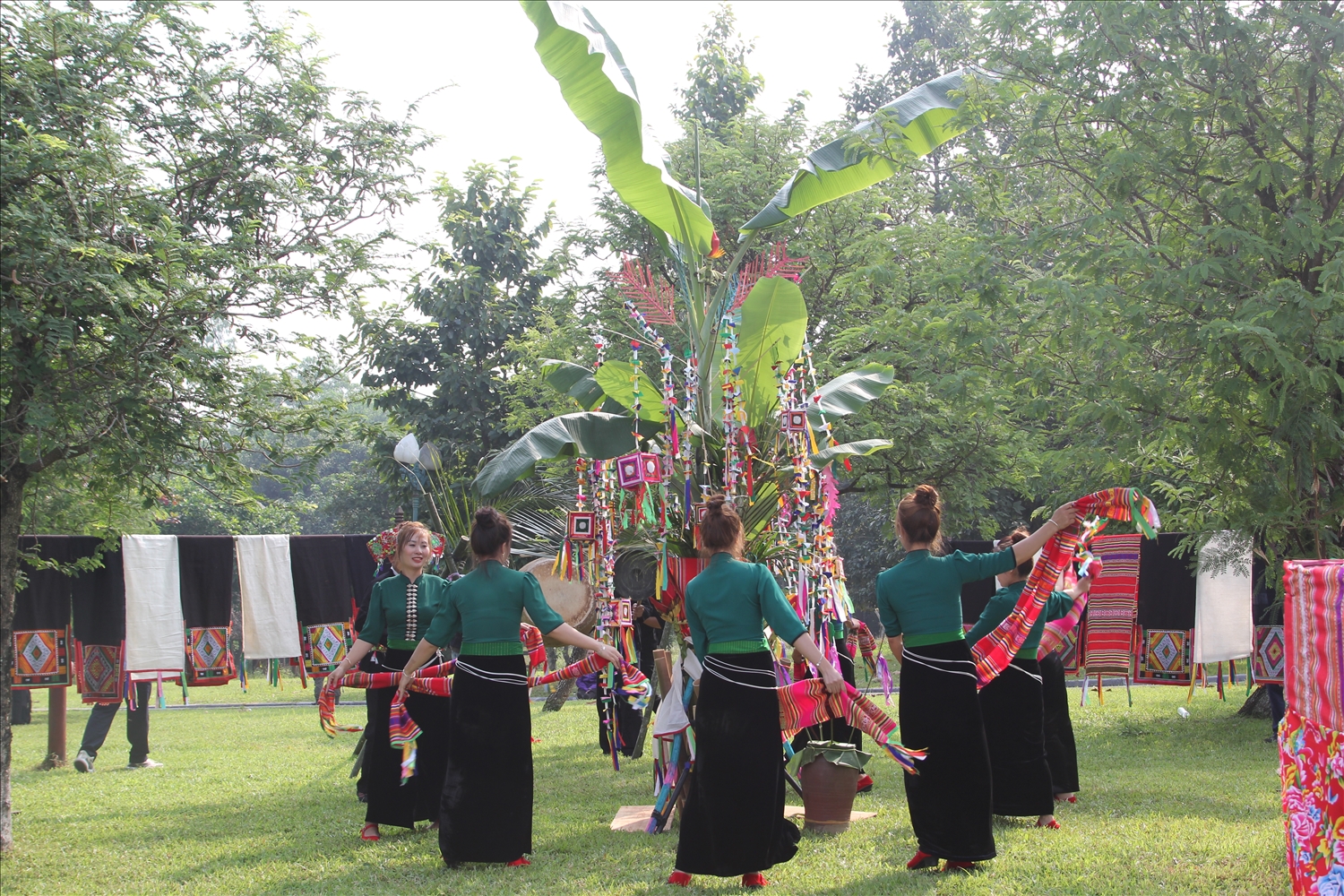 Những người phụ nữ Thái đen múa quanh cây nêu