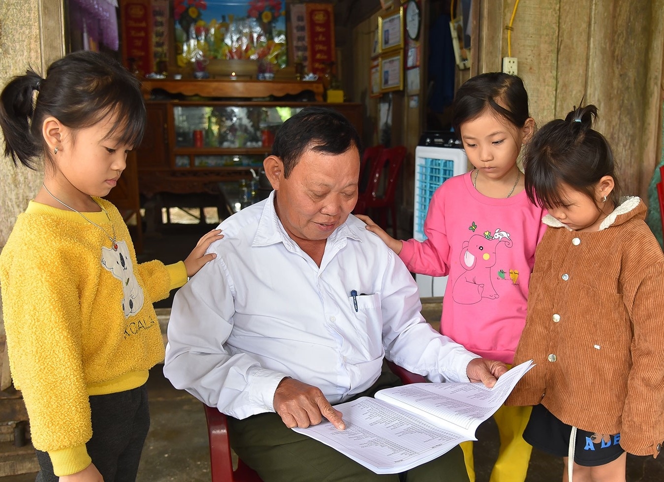 Ông Tuyền luôn đau đáu với việc học nói và viết chữ Mường của con trẻ