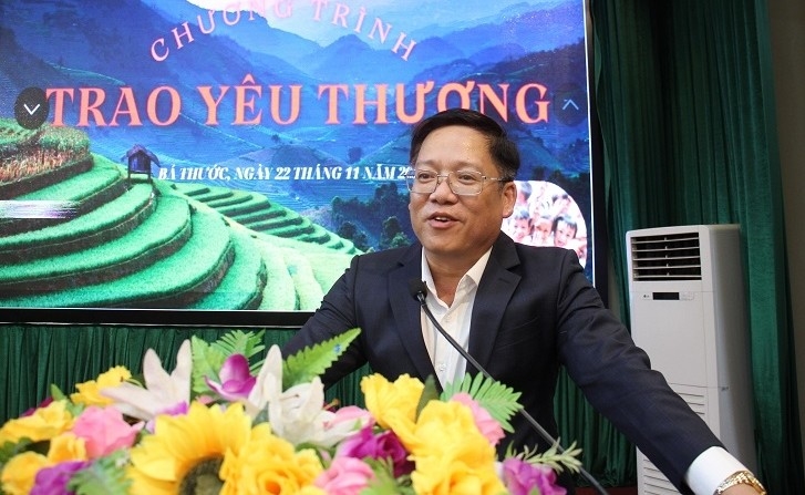 Chủ tịch UBND huyện Bá Thước Ngọ Đình Hải phát biểu cảm ơn Chi hội Nhà báo các cơ quan Báo chí trung ương