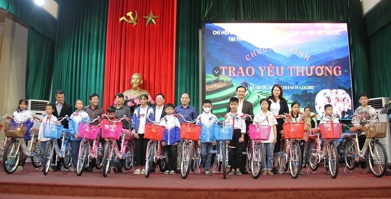 Các đại biểu trao tặng xe đạp cho các em học sinh