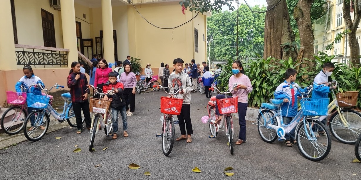 Các em học sinh nhận xe đạp, quà của Chi hội báo chí trao tặng