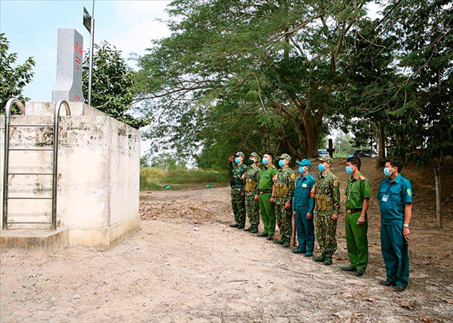 Phía sau những buổi dạy học là nhiệm vụ bảo vệ biên giới của những “Thầy giáo quân hàm xanh”
