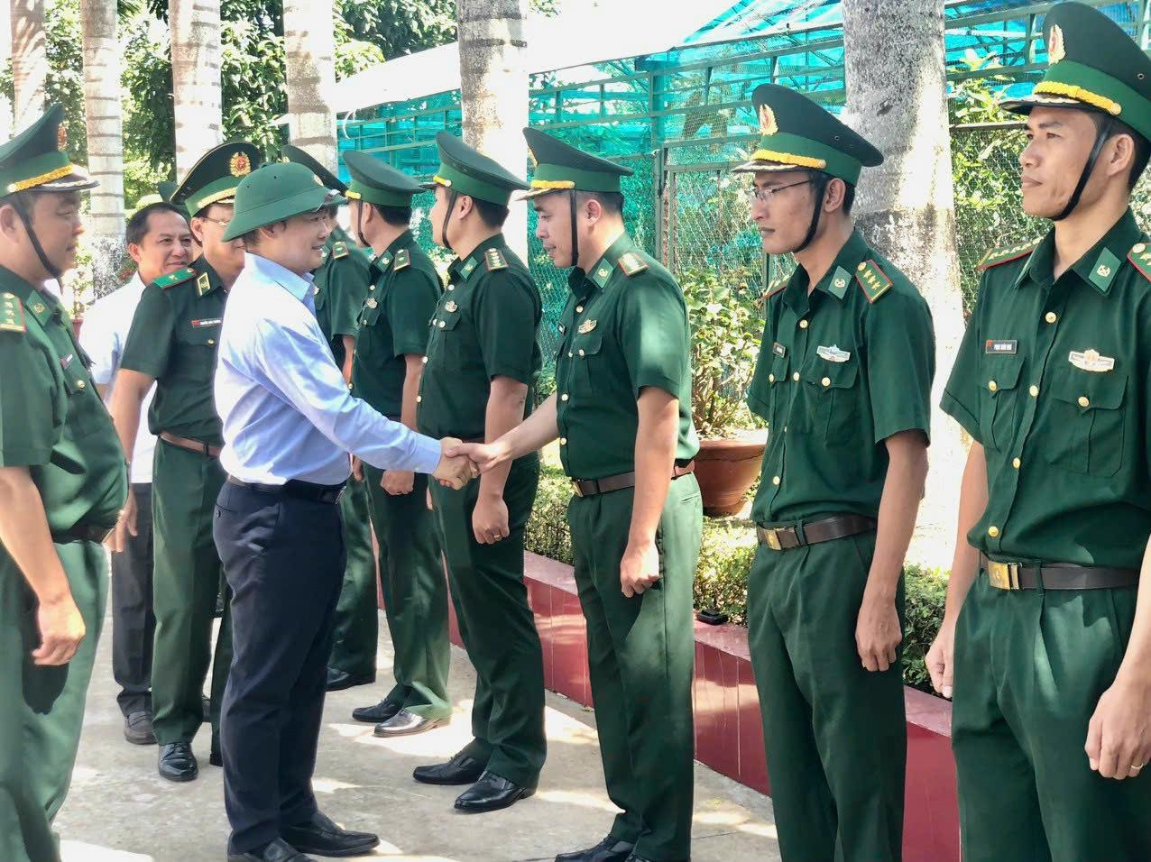 Đoàn công tác liên ngành của Trung ương đã đến thăm và tặng quà cho cán bộ, chiến sỹ Đồng Biên phòng cửa khẩu quốc tế Hà Tiên (Kiên Giang)