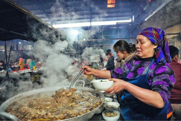 Thắng cố, một món đặc sản của người Mông hấp dẫn du khách thập phương đến với phố cổ Đồng Văn