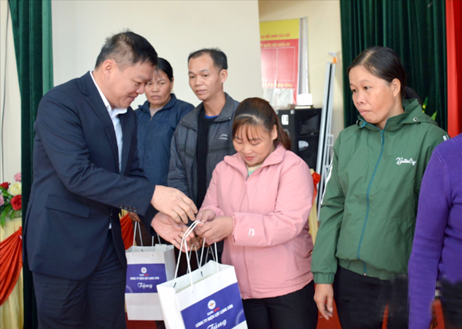 Đại diện lãnh đạo Điện lực Văn Quan, tặng quà cho các hộ dân tại xã Hữu Lễ, huyện Văn Quan