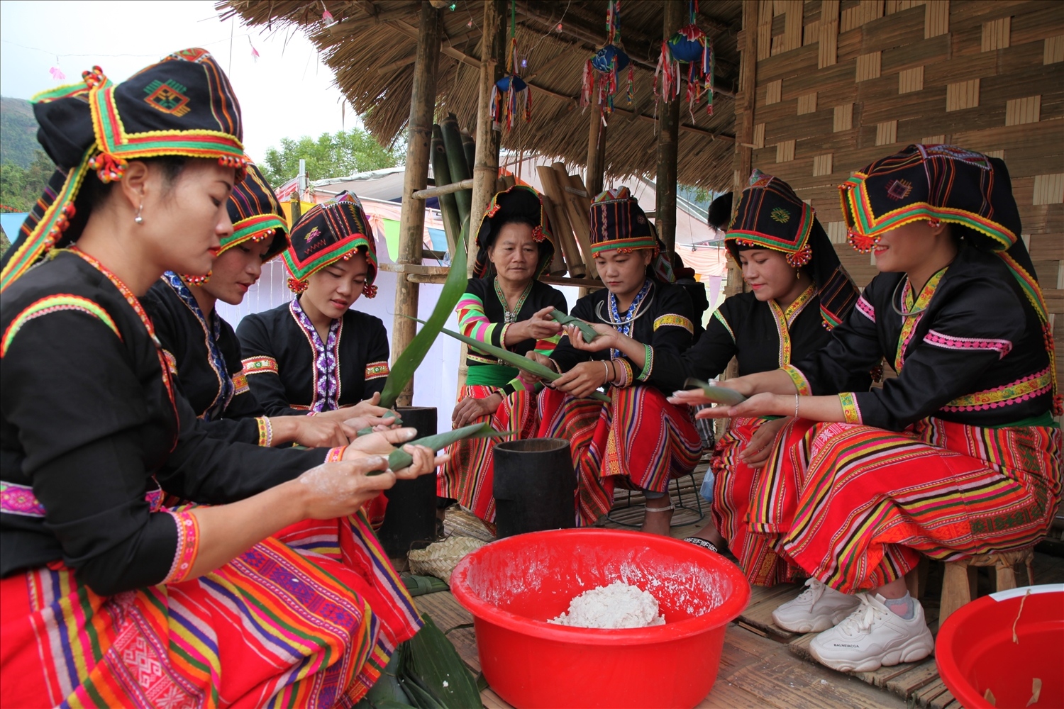 Phụ nữ dân tộc Cống giữ gìn vẻ đẹp của trang phục truyền thống và ẩm thực ngô truyền thống