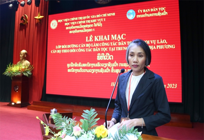 Bà Khonesavanh Voralath - Phó Vụ trưởng, Vụ Dân tộc và Tôn giáo nước Cộng hòa Dân chủ Nhân dân Lào phát biểu tại Lễ khai giảng lớp học