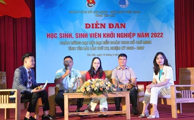 Anh Đặng Văn Chính (thứ 2 từ phải sang) giao lưu và chia sẻ câu chuyện khởi nghiệp với sinh viên Yên Bái