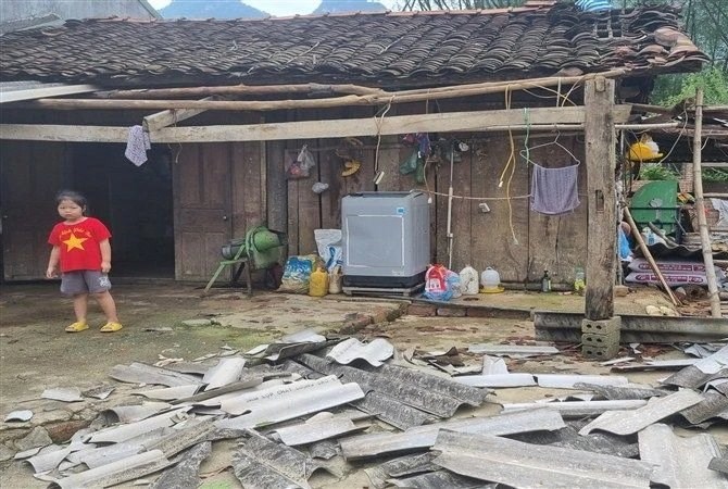 Tại huyện Hà Quảng, tỉnh Cao Bằng nhiều ngôi nhà bị lốc xoáy làm tốc mái