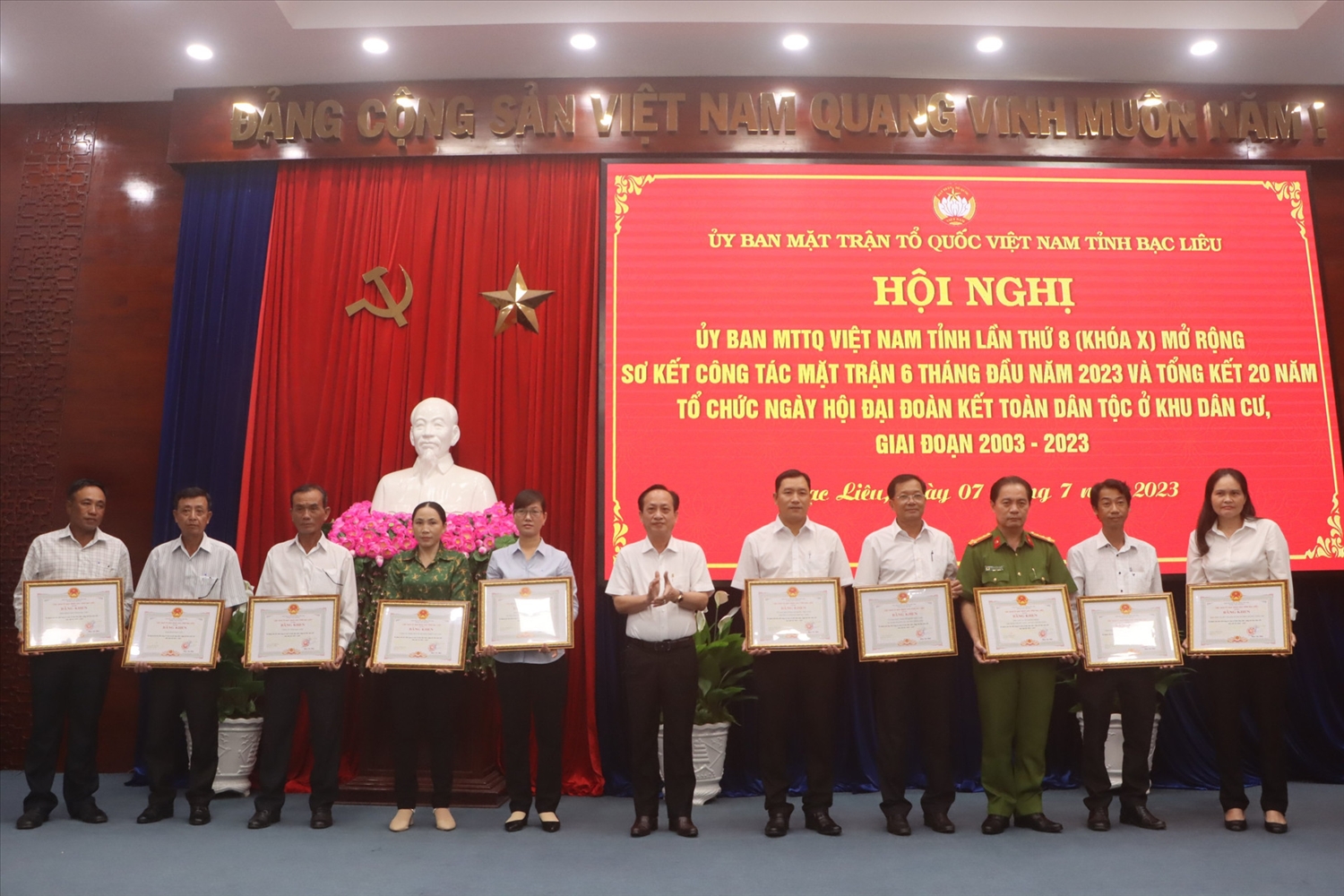 Chủ tịch UBND tỉnh Bạc Liêu Phạm Văn Thiều tặng bằng khen cho các tập thể, cá nhân có thành tích xuất sắc trong tham gia tổ chức Ngày hội đoàn kết đại đoàn kết toàn dân tộc giai đoạn 2003-2023.
