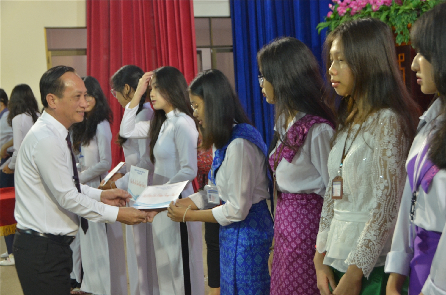 Chủ tịch Ủy ban nhân dân tỉnh Bạc Liêu Phạm Văn Thiều trao học bổng cho các em học người dân tộc Khmer có thành tích học tập tốt.