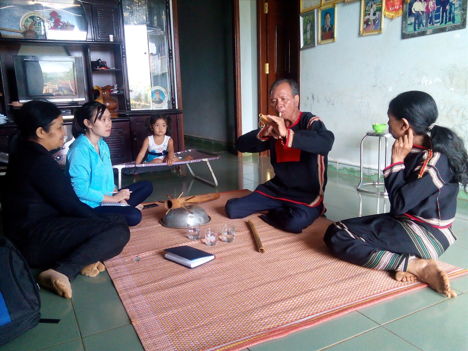 Nghệ nhân Y Wuang Hwing là một trong số ít người ở tỉnh Đắk Lắk còn thuộc 4 bài sử thi của người Ê Đê và sử dụng thành thạo các nhạc cụ truyền thống