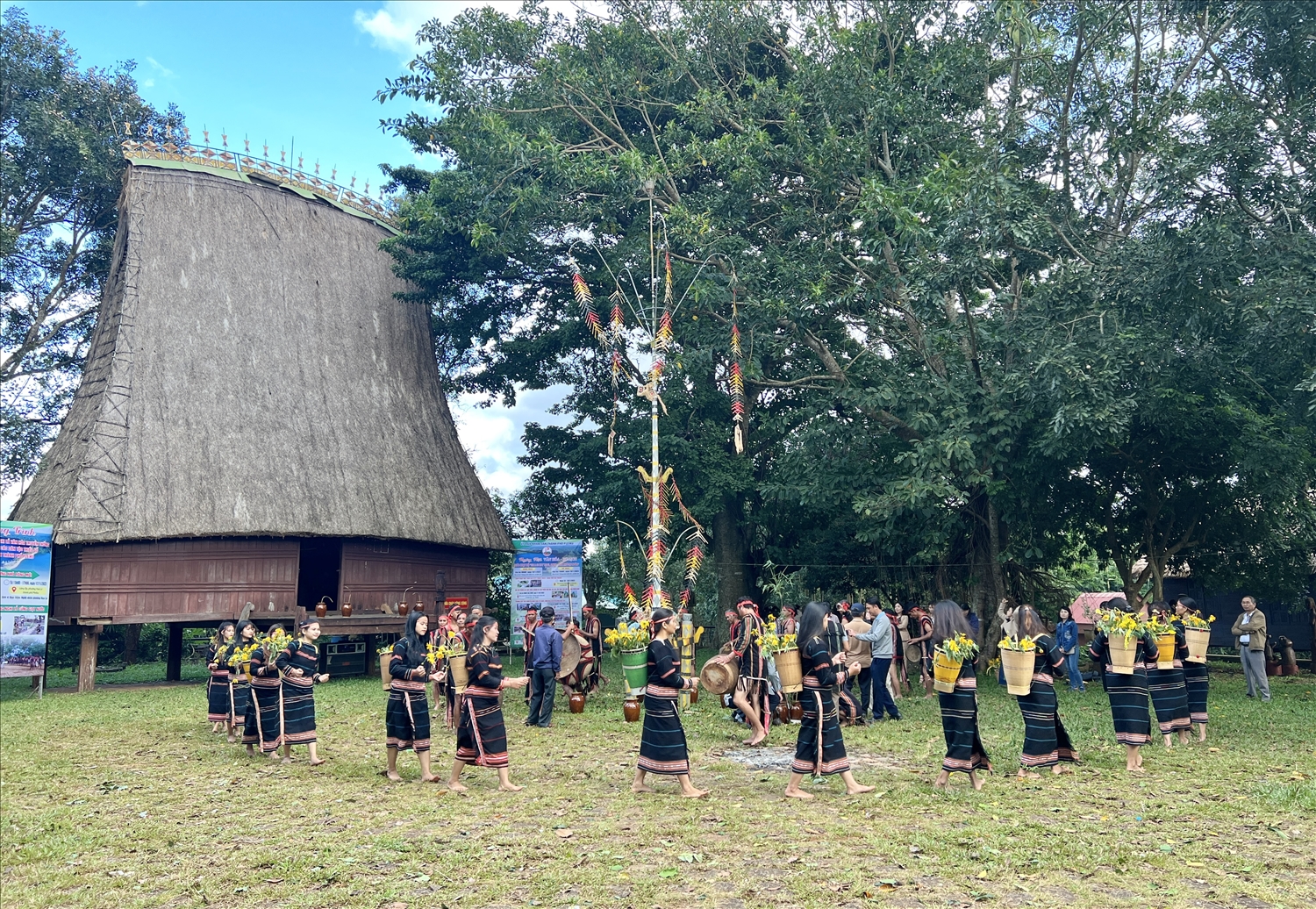 Dân làng Ốp, TP. Pleiku, Gia Lai trình diễn cồng chiêng trong nghi lễ ""Cúng nhà rông mới"