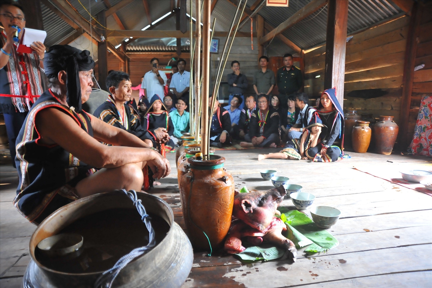 Già làng Rơ Ô Bhung, huyện Krông Pa, tỉnh Gia Lai thực hiện nghi lễ cúng bến nước của đồng bào Gia Rai