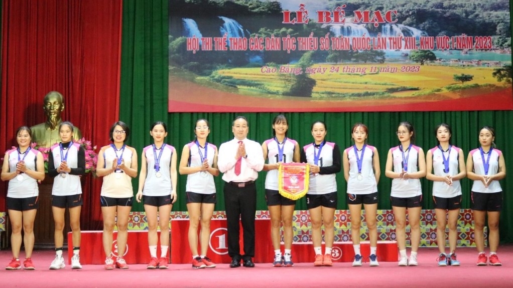 Ban Tổ chức trao Huy chương Bạc cho Đội bóng chuyền da nội dung nữ của tỉnh Cao Bằng