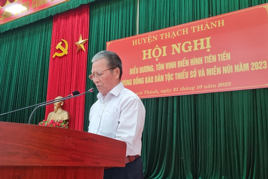 Ông Bùi Công Bằng, thôn Thành Minh, xã Thành phát biểu tại Hội nghị tôn vinh điển hình Người có uy tín tiêu biểu trong đồng bào DTTS huyện Thạch Thành 