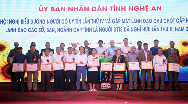 Phó Trưởng Ban Dân tộc tỉnh Vi Mỹ Sơn tặng Giấy khen của Ban Dân tộc tỉnh cho 112 Người có uy tín trong đồng bào DTTS trên địa bàn tỉnh Nghệ An.