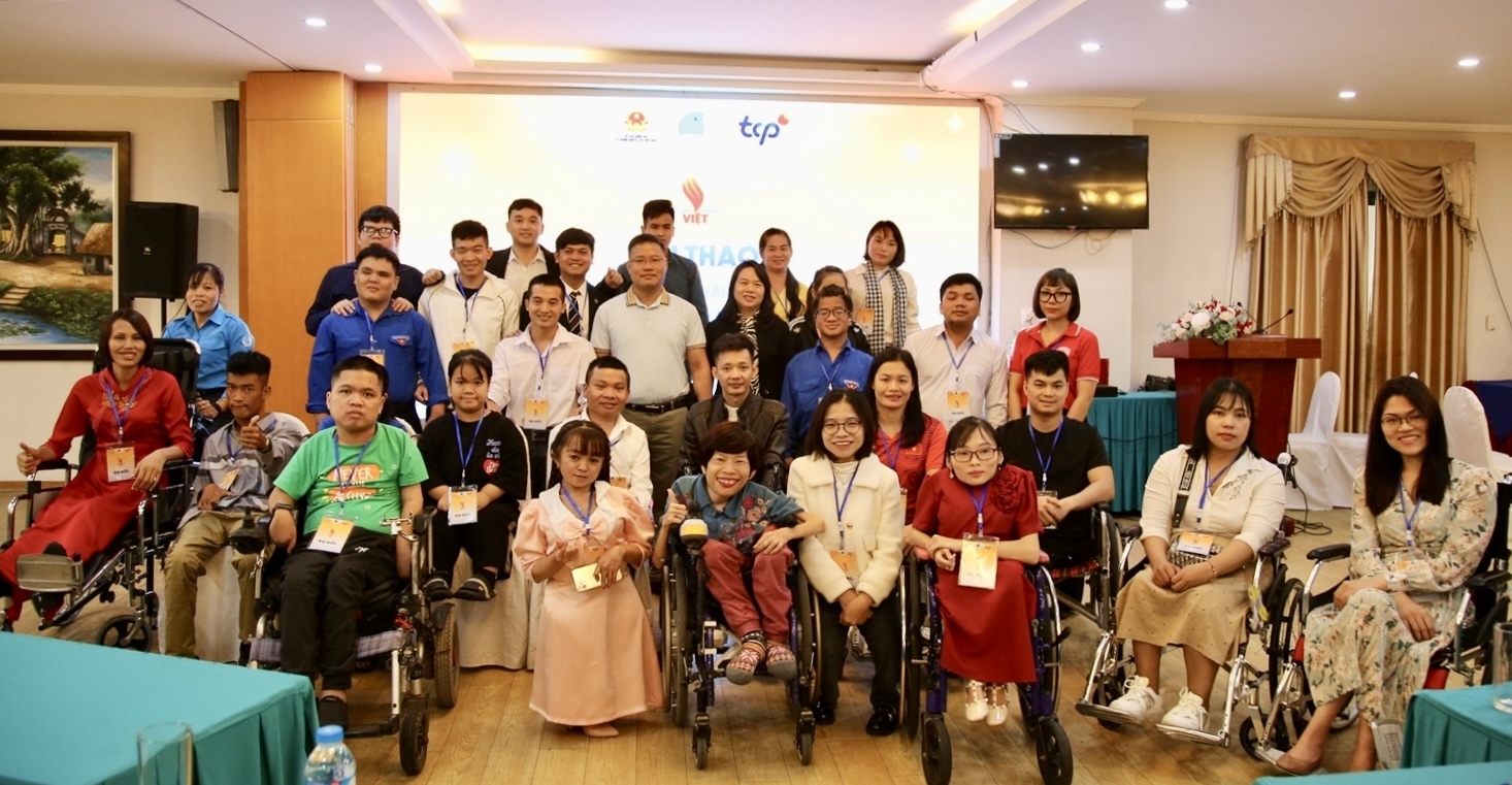 Các đại biểu người khuyết tật chụp ảnh lưu niệm tại hội thảo