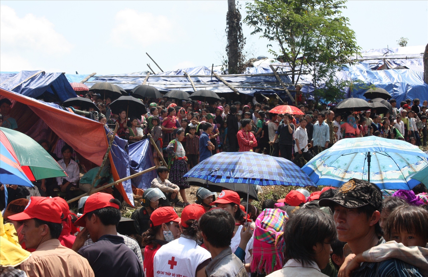 Cuộc tụ tập trái phép của gần 7.000 người tại bản Huổi Khon, xã Nậm Kè, huyện Mường Nhé, tháng 04.2011 (Ảnh tư liệu).