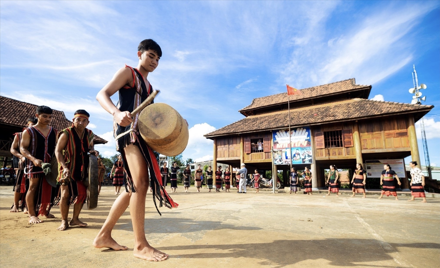 Dân tộc Brâu tổ chức các lễ hội quan trọng của làng tại nhà rông