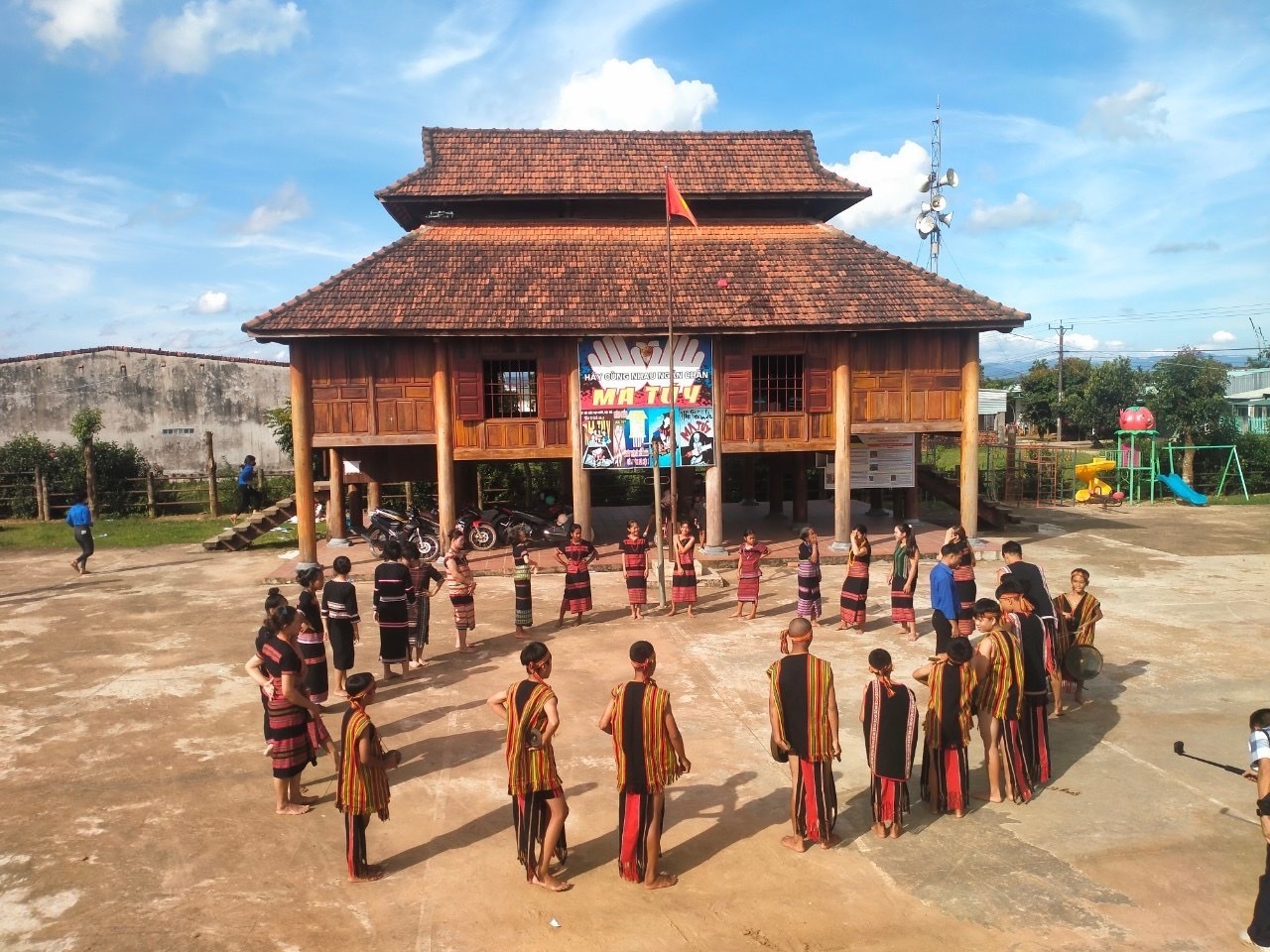 Nhà rông là nơi diễn ra các hoạt động quan trọng, lễ hội của dân tộc Brâu làng Đắk Mế