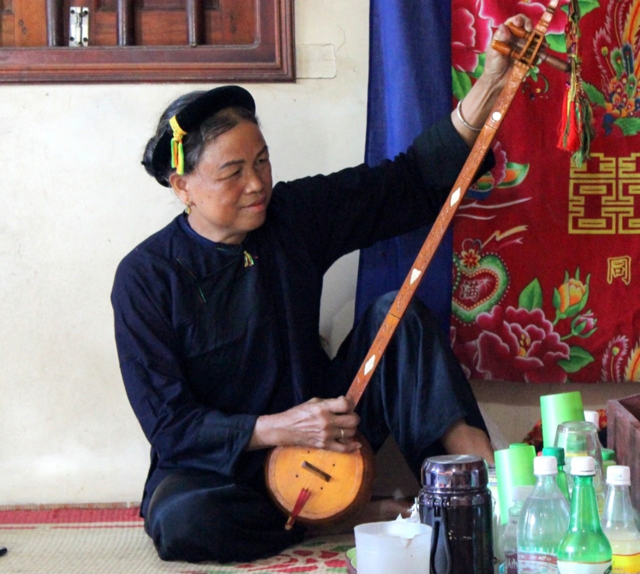 Nghệ nhân Ưu tú Chu Thị Hồng Vân với cây đàn tính