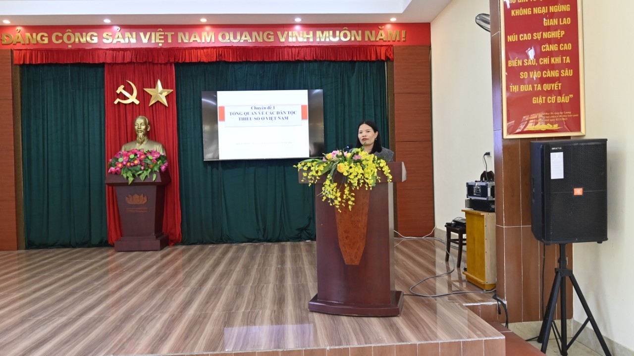 Phó trưởng Ban Dân tộc tỉnh Quảng Ninh Ân Thị Thìn giảng bài cho các học viên