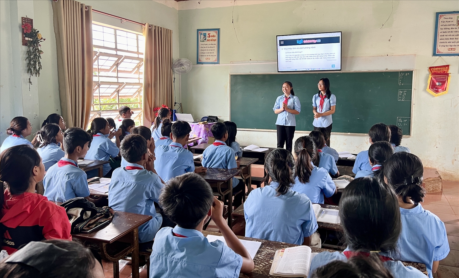 Một buổi tuyên truyền, trang bị kiến thức, kỹ năng liên quan đến bình đẳng giới cho học sinh của thành viên Câu lạc bộ “Thủ lĩnh của sự thay đổi” tại Trường Tiểu học và Trung học cơ sở Kpă Klơng 