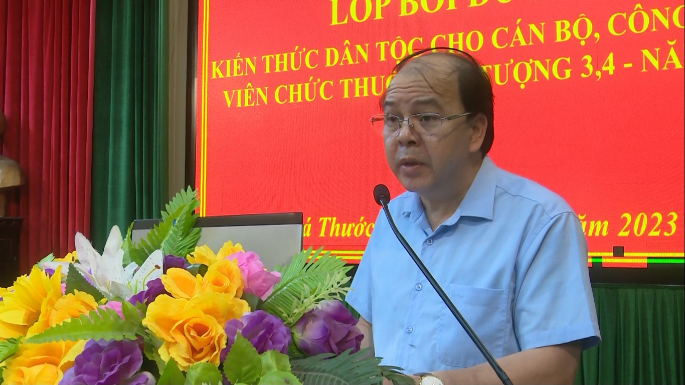Ông Lò Văn Thắng, Phó Chủ tịch UBND huyện Bá Thước khai mạc lớp bồi dưỡng kiến thức dân tộc cho công chức, viên chức, cán bộ thôn, bản
