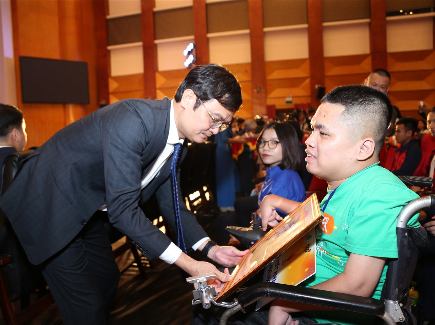 Ủy viên dự khuyết Trung ương Đảng, Bí thư thứ nhất Trung ương Đoàn Bùi Quang Huy tặng Bằng khen cho người khuyết tật