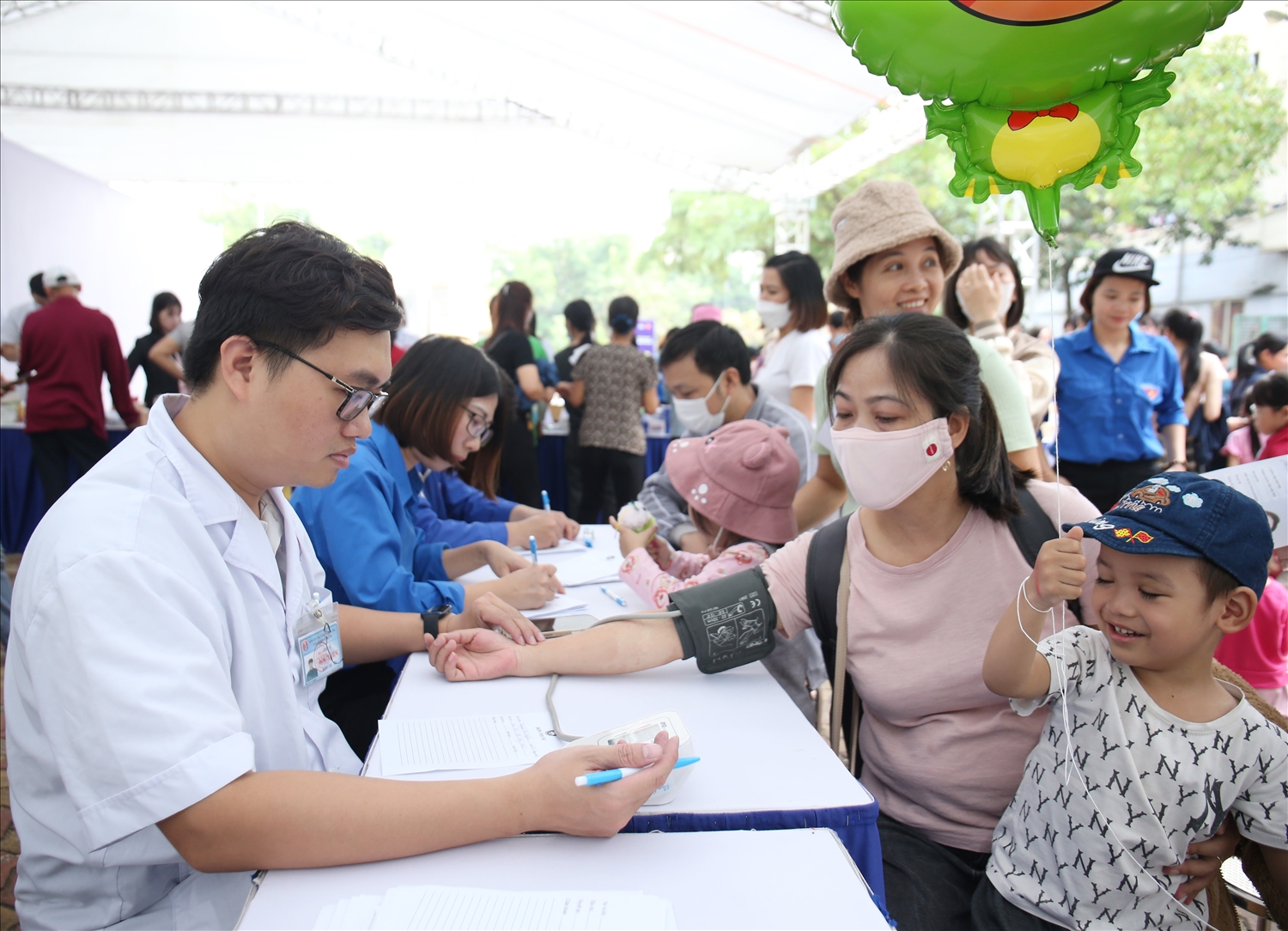 Các y bác sỹ của Hội Thầy thuốc trẻ Việt Nam tham gia khám bệnh, tư vấn sức khỏe, phát thuốc miễn phí cho 3.000 thanh niên công nhân đang làm việc tại Khu Công nghiệp Thăng Long
