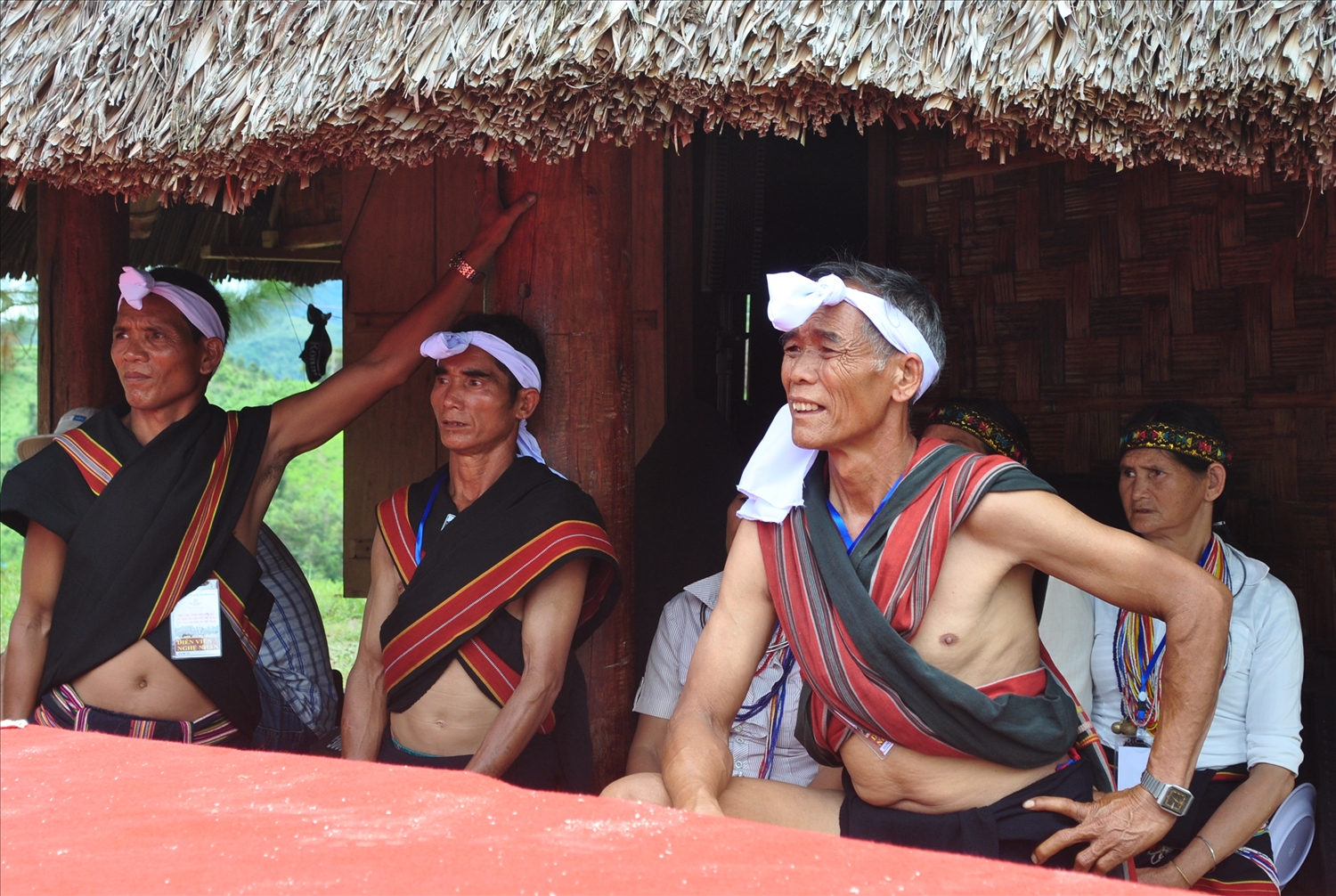Già làng - Người có uy tín A Nghí tại Lễ hội của cộng đồng.